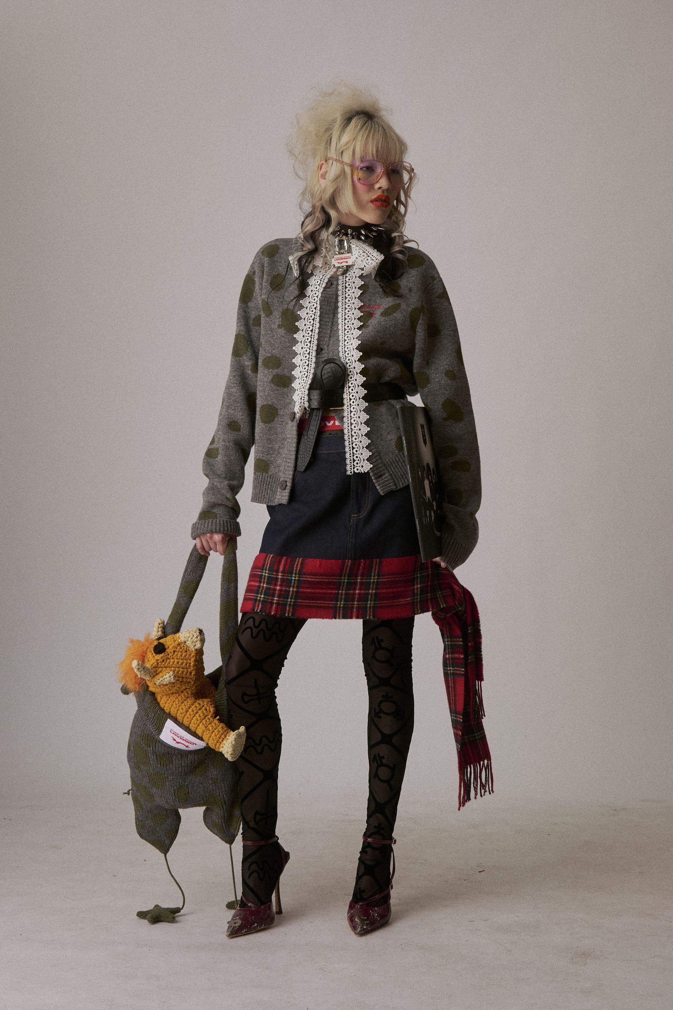 Charles Jeffrey Loverboy 2026秋冬继续以“童话式反叛”挑战性别与规范，苏格兰格纹、手工针织、玩偶配饰与夸张头饰构成近乎戏剧化的造型语言。服装在稚拙与暗黑之间游走，像一场带有朋克精神的成人童话，表达边缘身份的自我认同与情绪释放。这不是可被轻易驯化的时装，而是一种对主流秩序的持续挑衅-顽石频道趋势研究
